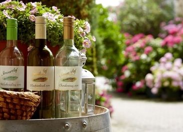 Nahaufnahme leerer Weinflaschen von Weingut Sommerhof